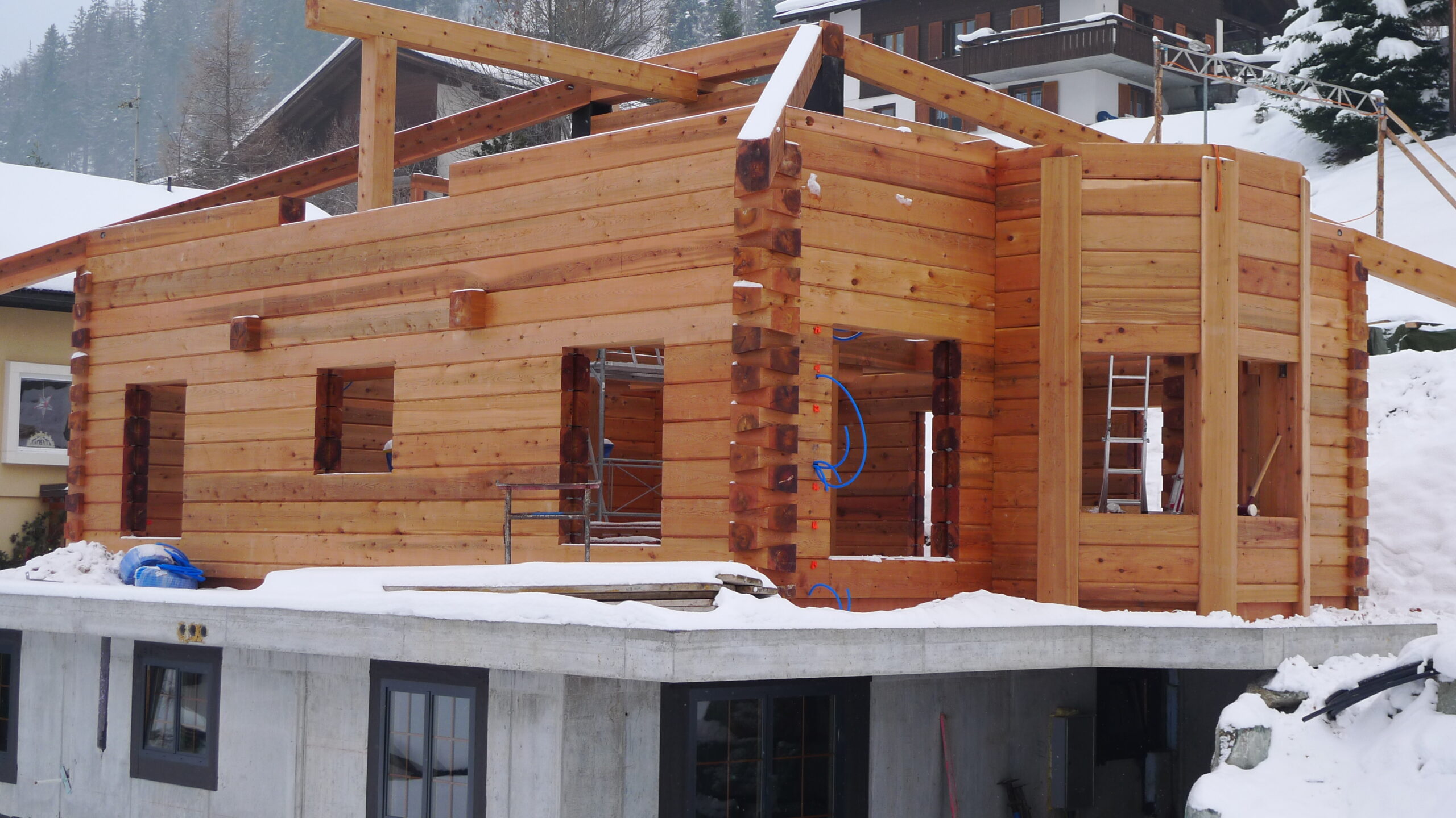 Der Blockhausbau hat eine lange Tradition, die in vielen Teilen der Welt, einschließlich Deutschland, tief verwurzelt ist. Diese Bauweise, die aus massiven Holzstämmen besteht, ist nicht nur ein Symbol für Einfachheit und Naturverbundenheit, sondern auch eine bewährte Methode, um langlebige, robuste und energieeffiziente Gebäude zu errichten. In diesem Artikel werfen wir einen Blick auf die Geschichte des Blockhausbaus in Deutschland und wie diese uralte Technik heute wieder modern interpretiert wird.